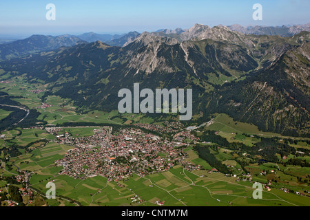 Blick auf Oberstdorf mit Iller Fluss, Nebelhorn und Hoerner Bergen, Deutschland, Bayern, Allgaeuer Alpen Stockfoto