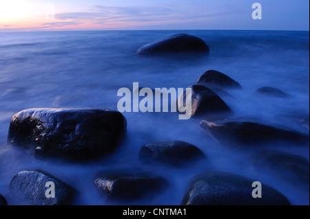 Felsen im Meer Maltic Ar Sonnenuntergang, Nationalpark Jasmund, Rügen, Mecklenburg-Vorpommern, Deutschland Stockfoto