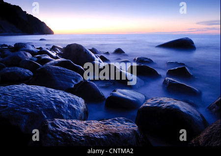 Felsen im Meer Maltic Ar Sonnenuntergang, Nationalpark Jasmund, Rügen, Mecklenburg-Vorpommern, Deutschland Stockfoto