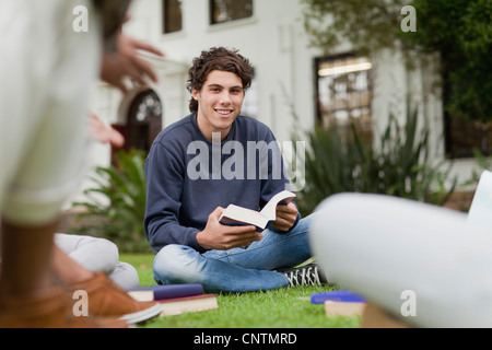 Studierende auf dem Rasen auf dem campus