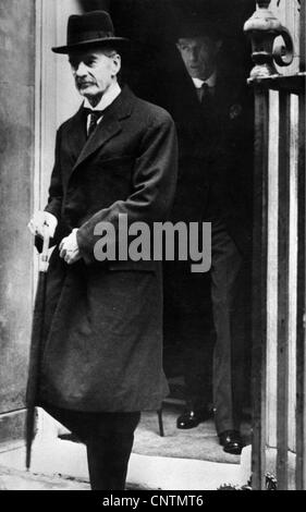 Chamberlain, Arthur Neville, 18.3.1869 - 9.11.1940, britischer Politiker, Premierminister 1937 - 1940, halbe Länge, im Hintergrund Außenminister Lord Halifax, ca. 1939, Stockfoto