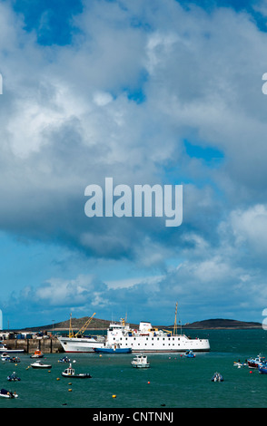 Scillonian Insel Fähre von Penzance zu ankern in Hugh Town Hafen St. Mary's Isles of Scilly Isles of Scilly Stockfoto