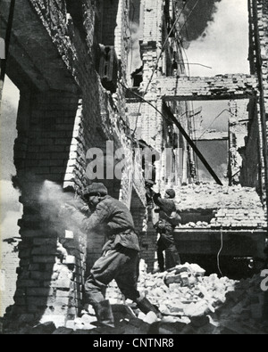 Schlacht von STALINGRAD 1942/3 Soldaten der Roten Armee in den Ruinen Stockfoto