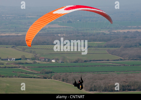 Parascender fliegen über den South Downs bei Devil es Dyke Stockfoto