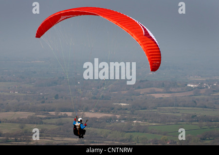 Parascender fliegen über den South Downs bei Devil es Dyke Stockfoto