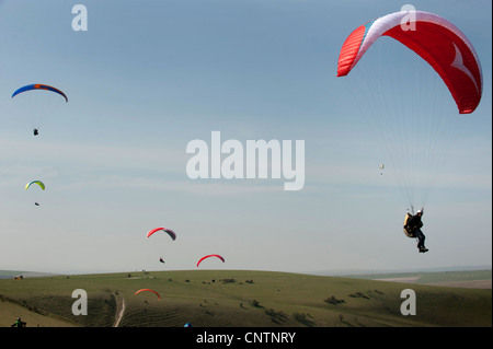 Parascender fliegen über den South Downs bei Devil es Dyke Stockfoto