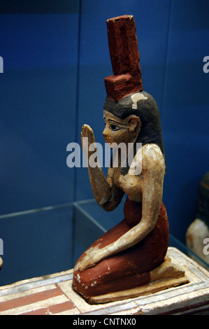 Gemalte hölzerne Figur der Isis trauert um Osiris. 305-330 V. CHR.. Ptolemäerzeit. Herkunft unbekannt. Stockfoto