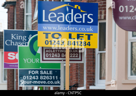 Bretter der Immobilienmakler-Verkauf in Littlehampton, West Sussex. Stockfoto