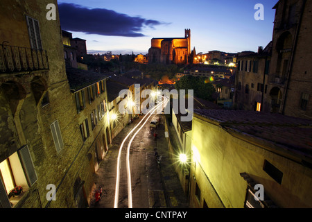 Basilica di San Domenico bei Nacht, Siena, Toskana, Italien Stockfoto