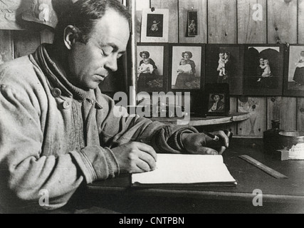 ROBERT FALCON SCOTT (1868-1912) Offizier der Royal Navy und Antarctic Explorer in Hütte am Cape Evans im Jahre 1911. Foto Herbert Ponting Stockfoto