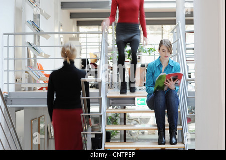 Geschäftsfrauen auf Schritte im Büro Stockfoto