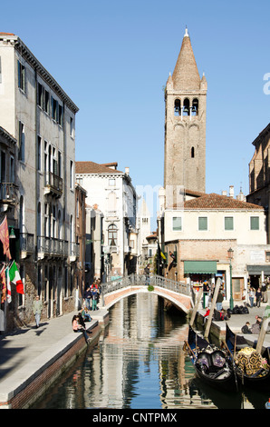 Blick auf den Glockenturm Turm von San Barnaba Kirche aus Fondamenta Alberti - Sestiere Dorsoduro, Venedig - Italien Stockfoto