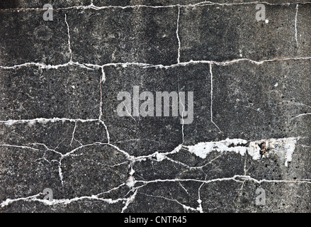 Strukturierte schwarz-weiß rissige Wand, sehr detailliert. Stockfoto