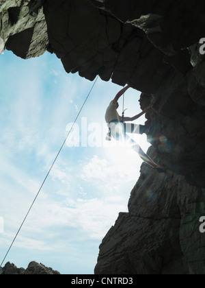 Kletterer, die steile Felswand Skalierung Stockfoto