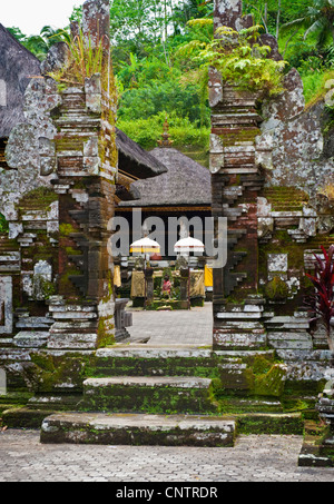 Gunung Kawi ist ein 11. Jahrhundert Tempelanlage in Tampaksiring in der Nähe von Ubud in Bali, Indonesien. Es liegt am Fluss Pakrisan. Stockfoto