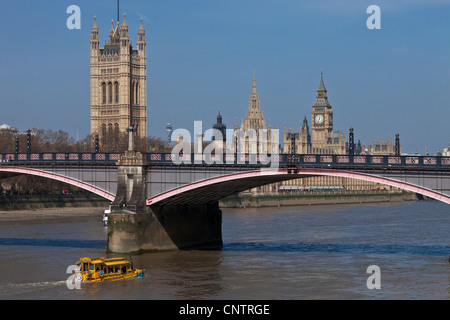 Ein London Duck Tours Amphibienbus unterquert Lambeth Bridge, London, England Stockfoto