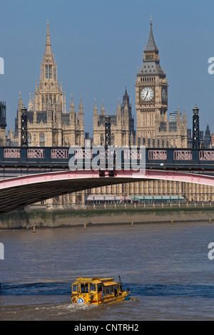 Ein London Duck Tours Amphibienbus unterquert Lambeth Bridge, London, England Stockfoto