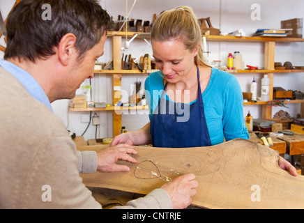 Tischler und Assistent arbeitet im shop Stockfoto