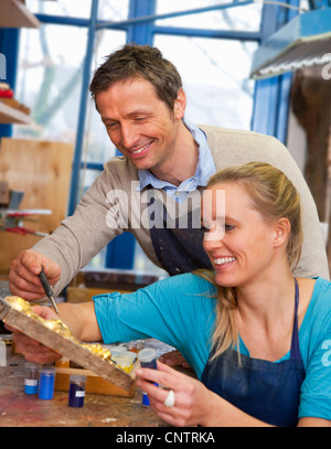 Tischler arbeiten mit Assistenten im shop Stockfoto