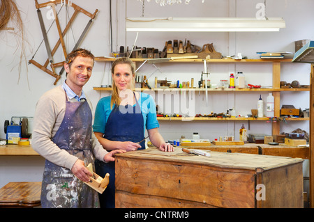 Tischler arbeiten an Holzschubkästen Stockfoto