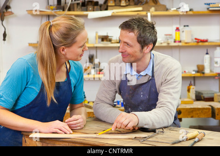 Tischler arbeiten zusammen im shop Stockfoto