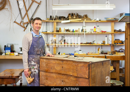 Tischler arbeiten an Holzschubkästen Stockfoto