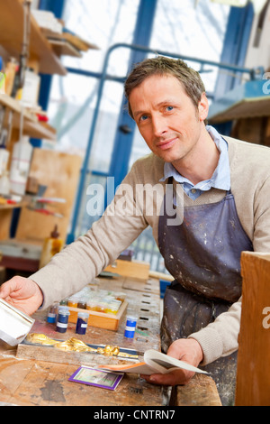 Tischler arbeiten im shop Stockfoto