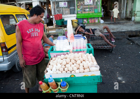 Ein am Straßenrand Anbieter verkaufen Balut, ein befruchtetes Ente Embryo. Carbon Market, Cebu City, Cebu, Visayas, Philippinen. Stockfoto