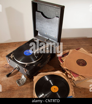 Eine portable Wind-up Grammophon Plattenspieler mit 78 u/min Aufzeichnungen Stockfoto