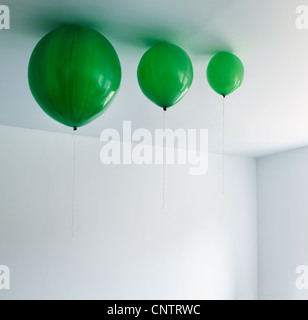 Verschiedene Größen von Ballons an Decke Stockfoto