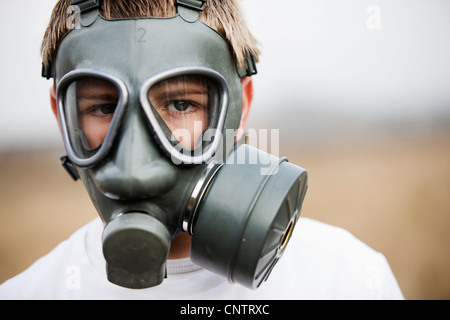 Nahaufnahme eines jungen mit Gasmaske Stockfoto