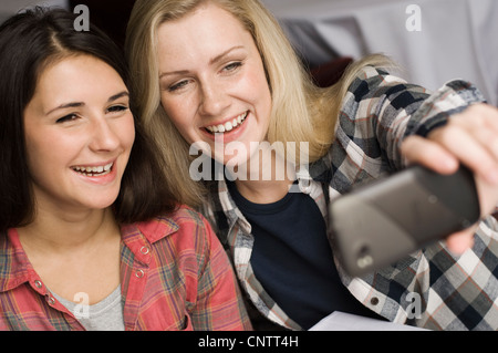 Mutter und Tochter unter Bild Stockfoto