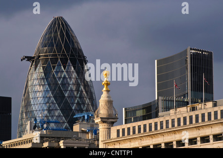 30 St Mary Axe, auch bekannt als "The Gherkin" hat eine komplexe, geschwungene Fassade wo jedes Fenster Panel einzigartig ist. Stockfoto