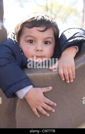 Drei Jahre spielt alter Junge alleine auf einem Spielplatz in Brooklyn, New York. Elternteil ist in der Nähe von. Stockfoto