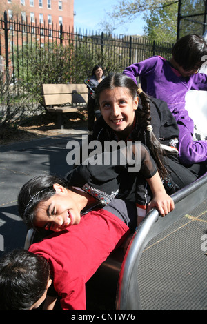 Multiethnische Gruppe von Kindern auf einem Spielplatz in Brooklyn, New York. Stockfoto