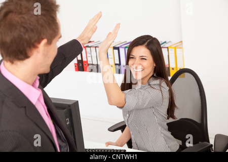 Geschäft Leute hohe Fiving im Büro Stockfoto