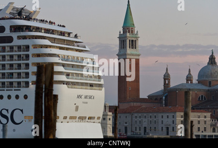 Europa, Italien, Venedig. Luxus-Liner betritt den Stadthafen Stockfoto