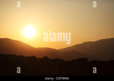 Sonnenuntergang über der zerstörten Umfassungsmauer des antiken Stageira, Berg Athos, Griechenland. Stockfoto