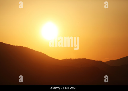 Sonnenuntergang über den Ausläufern des Mount Olympus, Griechenland. Stockfoto