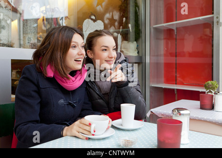 Lächelnde Frauen Kaffeetrinken im freien Stockfoto