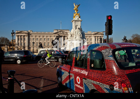 "Union Jack" taxi außerhalb der Buckingham Palace, London, England Stockfoto