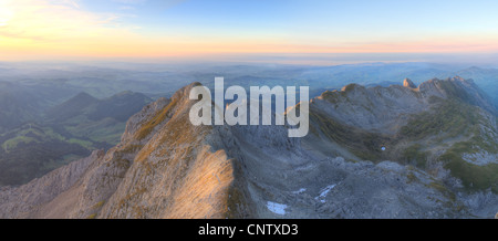 Alpine zerlumpten scharfe Karst Mountain Top Bereiche verschwinden in nebliger Ferne und grünen Wiese bei Sonnenuntergang, Schweiz Stockfoto