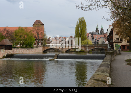 Frühlingstag ein der Pegnitz. Blick Auf Den Henkersteg Und die Maxbrücke. Maxbridge in Nürnberg Stadt Stockfoto