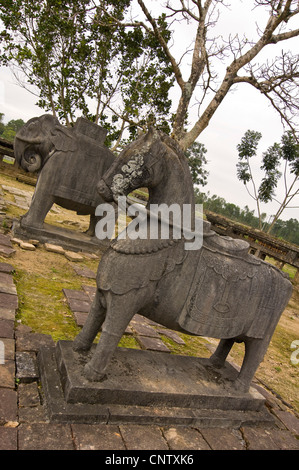 Vertikale Nahaufnahme von großen Pferd und Elefant Statuen an den Überresten der das Grab des Kaisers Tu Duc in der Nähe von Hue. Stockfoto