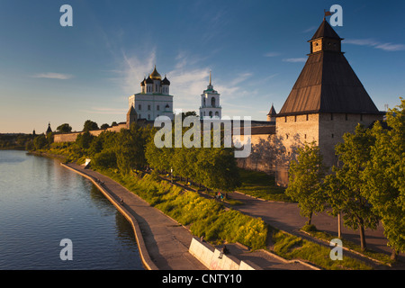 Oblast Pskow, Pskow, Russland, erhöhten Blick auf Pskower Kreml vom Fluss Welikaja Sonnenuntergang Stockfoto