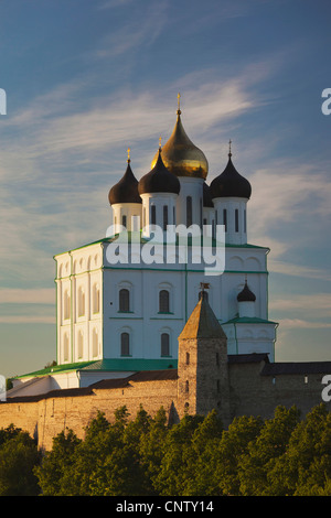 Oblast Pskow, Pskow, Russland, erhöhten Blick auf Pskower Kreml vom Fluss Welikaja Sonnenuntergang Stockfoto