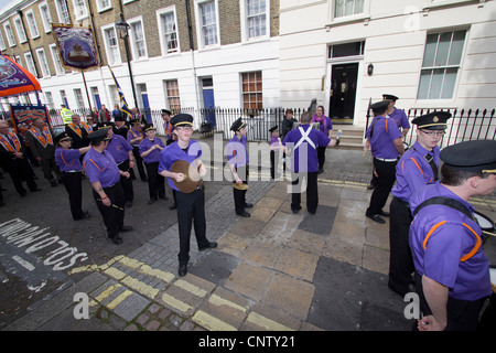 Oranier-Orden, die Orange Lodge oder der Oranier loyal orange Auftrag marschieren durch London, warten Bandmitglieder, losfahren. Stockfoto