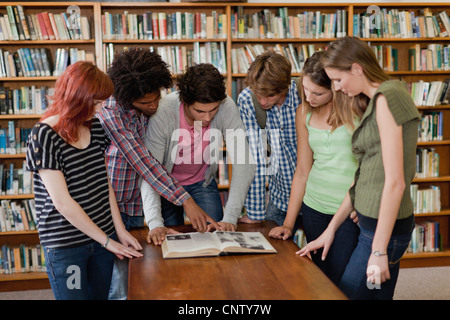Studenten lesen Buch in Bibliothek Stockfoto