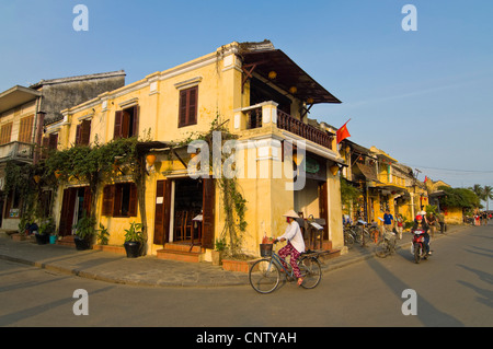 Horizontale Stadtbild Blick entlang Bạch Đằng Straße in der Altstadt von Hoi An, Vietnam an einem sonnigen Abend. Stockfoto