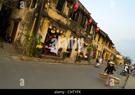 Horizontale Stadtbild Blick entlang Bạch Đằng Straße in der Altstadt von Hoi An, Vietnam an einem sonnigen Abend. Stockfoto